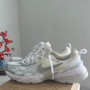 Nike Women's White and Gray Sneakers